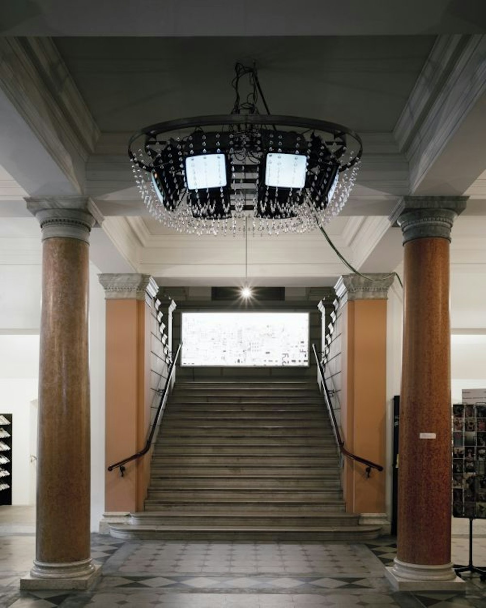 Pipilotti Rist, T.V.-Lüster, 1993, Videoinstallation, Kunstmuseum St. Gallen © Fotografie BAK / Joël Tettamanti