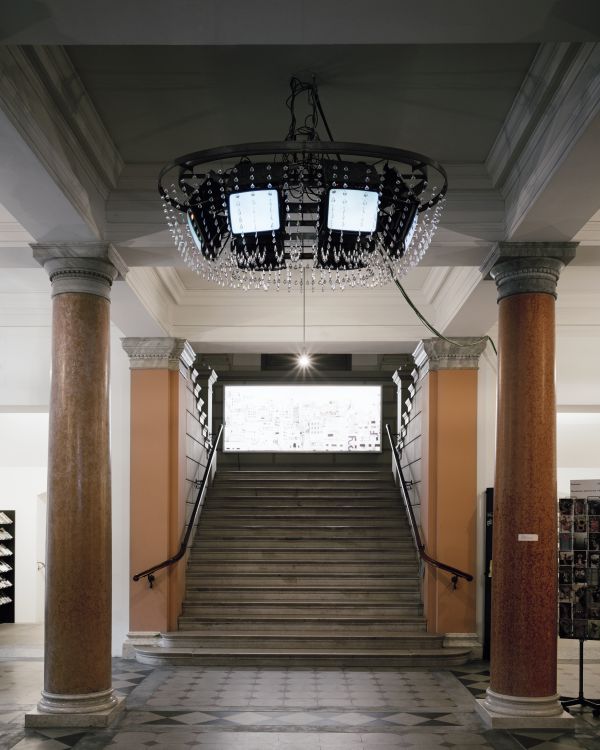 Pipilotti Rist, T.V.-Lüster, 1993, installation vidéo, Kunstmuseum St. Gallen © Photographie OFC / Joël Tettamanti