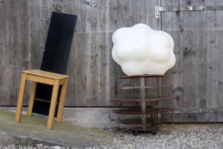 Susi e Ueli Berger, Wolkenlampe, 1970, Tabouret,1987, Kugeltisch, 1990, Museum für Gestaltung di Zurigo / Collezione di design © Fotografia UFC / Ruth Erdt