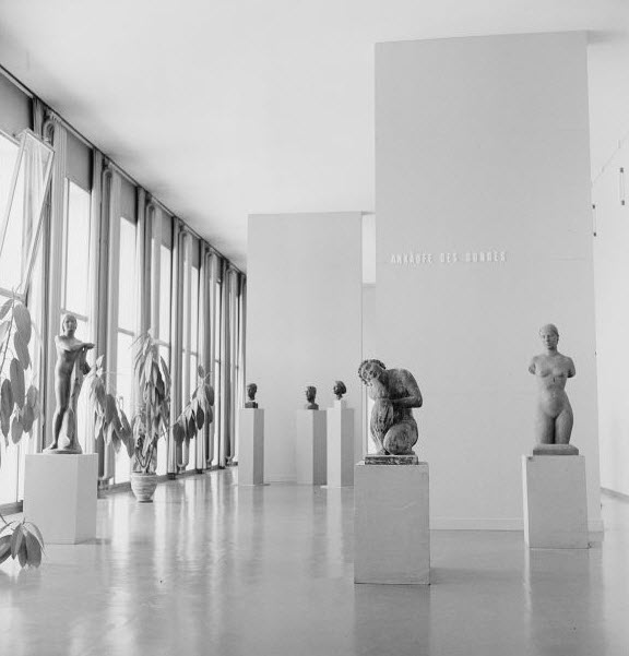 Veduta della mostra, Kunstpflege des Bundes seit 1887, Kunstmuseum Luzern, Lucerna 1943 © Fotografia Max A. Wyss/Stiftung Fotodok